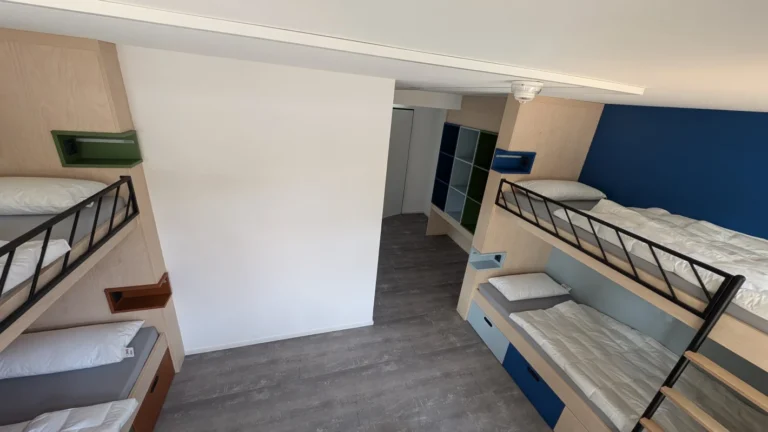 Zimmer mit Etagenbett und freier Fläche im Raum – Evangelische Gesellschaft für Deutschland KdöR