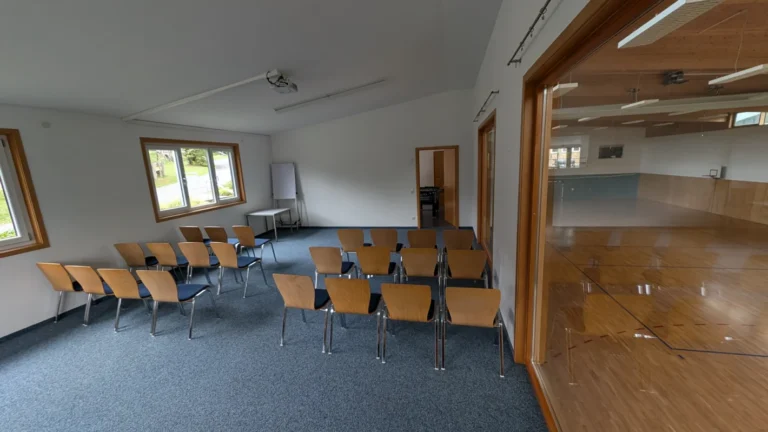 Seminarraum mit Stuhlreihen für eine Präsentation oder Schulung – Evangelische Gesellschaft für Deutschland KdöR