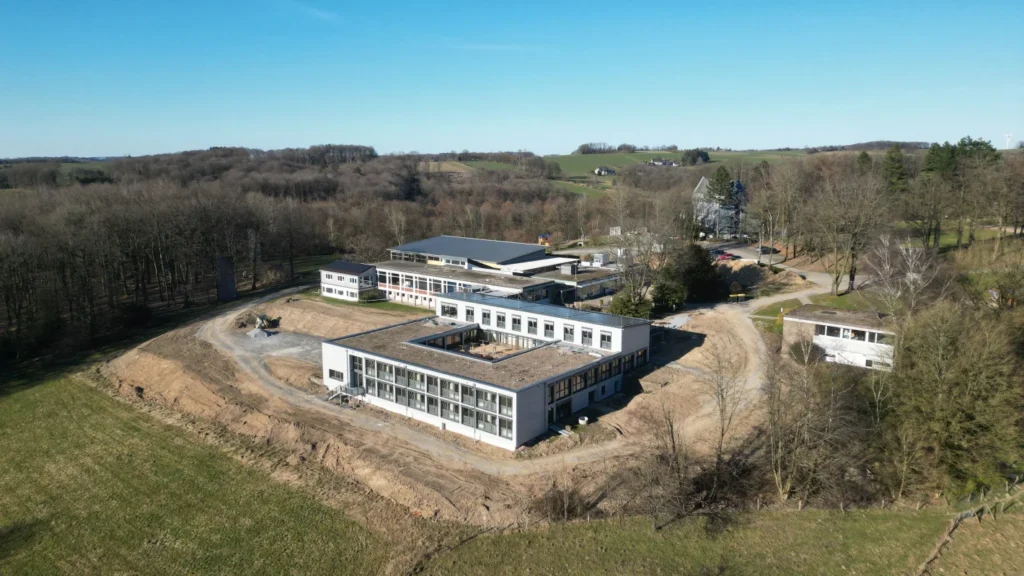 Luftaufnahme eines Gebäudekomplexes in naturnaher Umgebung – Evangelische Gesellschaft für Deutschland KdöR