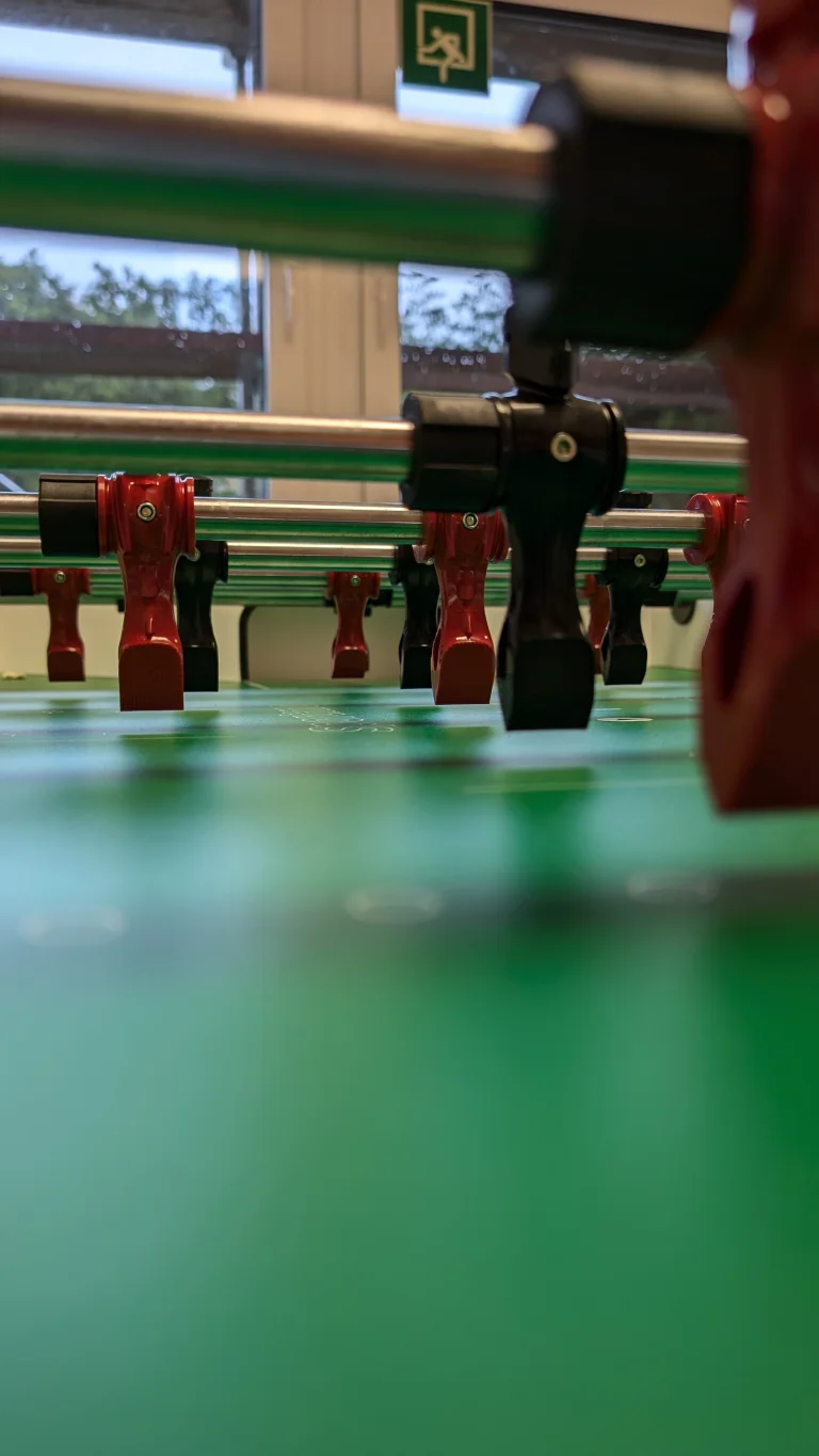 Nahaufnahme eines Tischkickers mit Figuren auf dem Spielfeld – Evangelische Gesellschaft für Deutschland KdöR