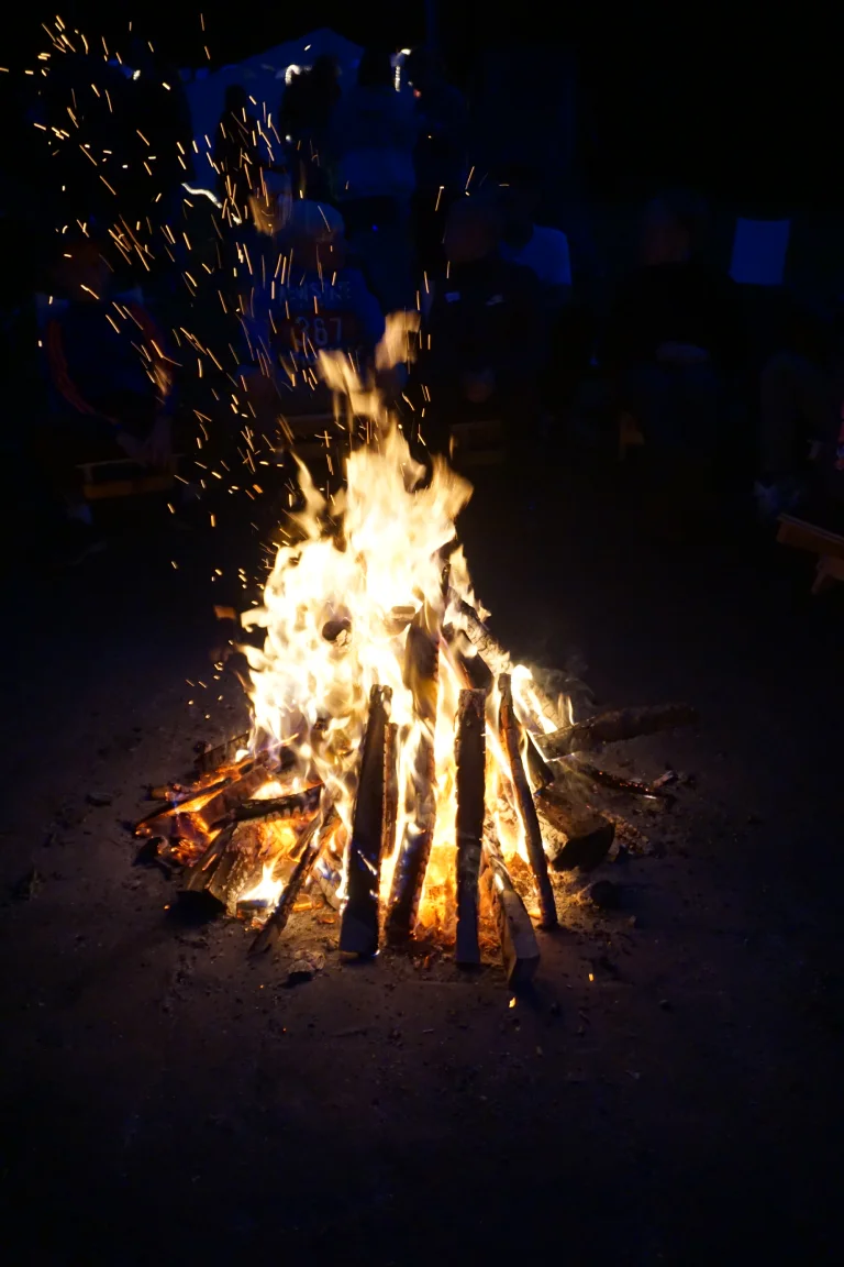 Lagerfeuer mit hohen Flammen in der Dunkelheit – Evangelische Gesellschaft für Deutschland KdöR