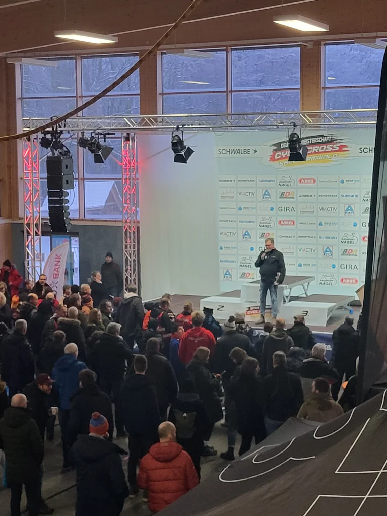 Vortrag oder Event mit Sprecher auf der Bühne und Publikum davor – Evangelische Gesellschaft für Deutschland KdöR
