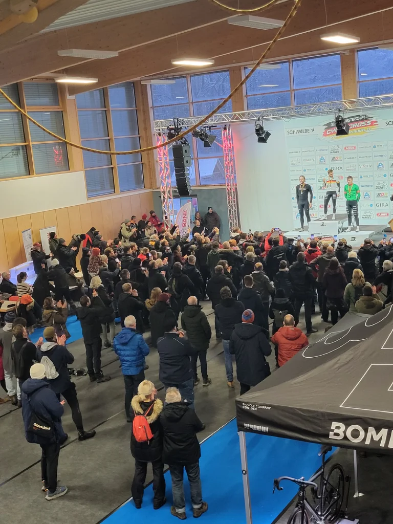 Große Menschenmenge vor einer Bühne in einer Halle bei einer Veranstaltung – Evangelische Gesellschaft für Deutschland KdöR