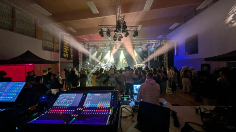 Veranstaltung mit Lichtshow, Bühne und Publikum, gesehen vom Technikpult aus – Evangelische Gesellschaft für Deutschland KdöR