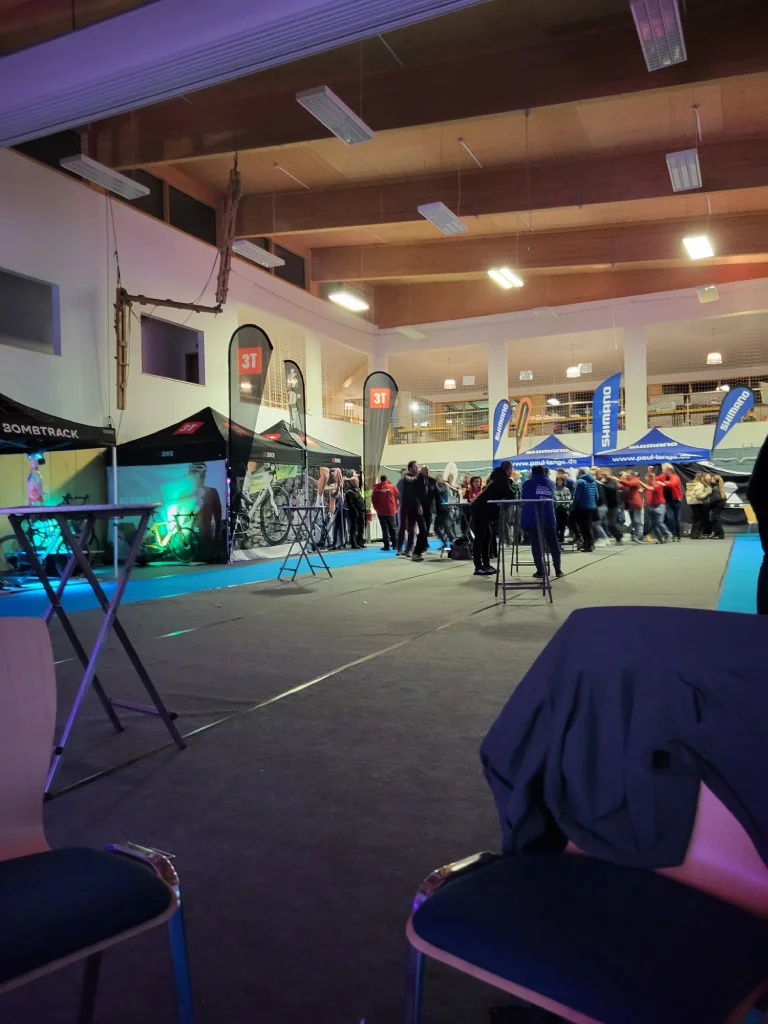 Veranstaltung in einer Halle mit Bühne, Lichttechnik und Menschen im Raum – Evangelische Gesellschaft für Deutschland KdöR