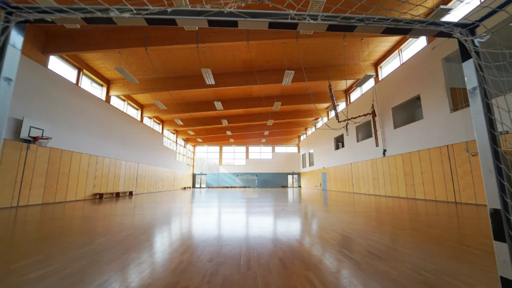 Große Turnhalle mit hoher Decke und viel Tageslicht – Evangelische Gesellschaft für Deutschland KdöR