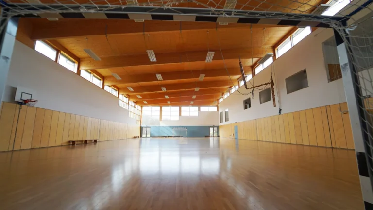 Große Turnhalle mit hoher Decke und viel Tageslicht – Evangelische Gesellschaft für Deutschland KdöR